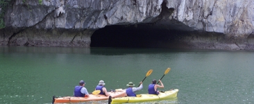 halong-exploring-caves-kayak